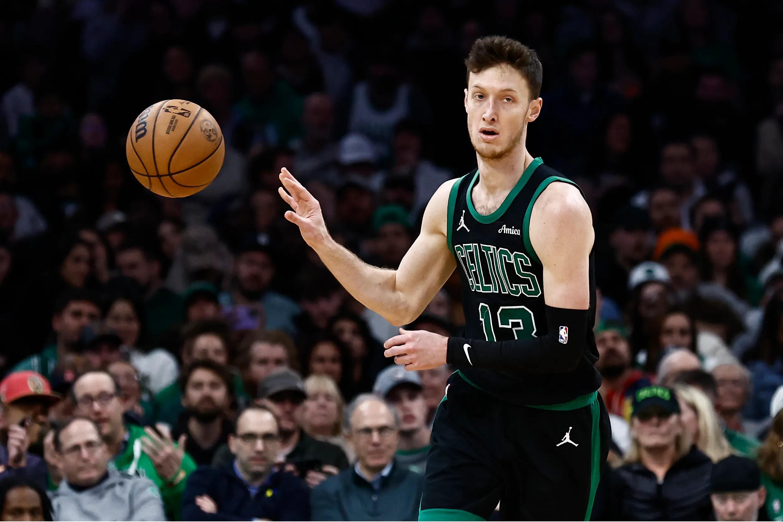 Shams：黄蜂用双向合同签下前绿军前锋德鲁-彼得森