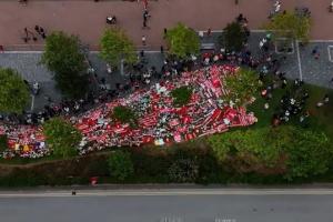 开云体育下载-送别若塔无人机航拍安菲尔德，球迷献花&amp;围巾吊唁并驻足默哀