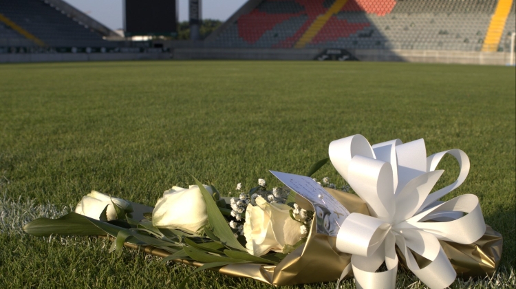 开云APP-超越国界的致敬！一个苏格兰家庭在若塔母队费雷拉主场献花&amp;悼念