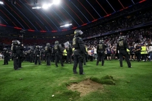 开云体育官网-德天空:巴黎球迷挖走大片草皮致安联球场受损,欧足联将重金罚款