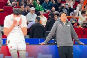 开云官网-媒体人：周琦对上海赛前就曾滴眼药水擦眼睛 看上去眼睛不舒服