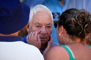 开云-白发人送黑发人若塔祖父参加守灵仪式，眼眶通红