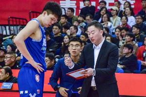 青岛记者：考虑到距季后赛开打仅剩一周 球队基本放弃再找新外援