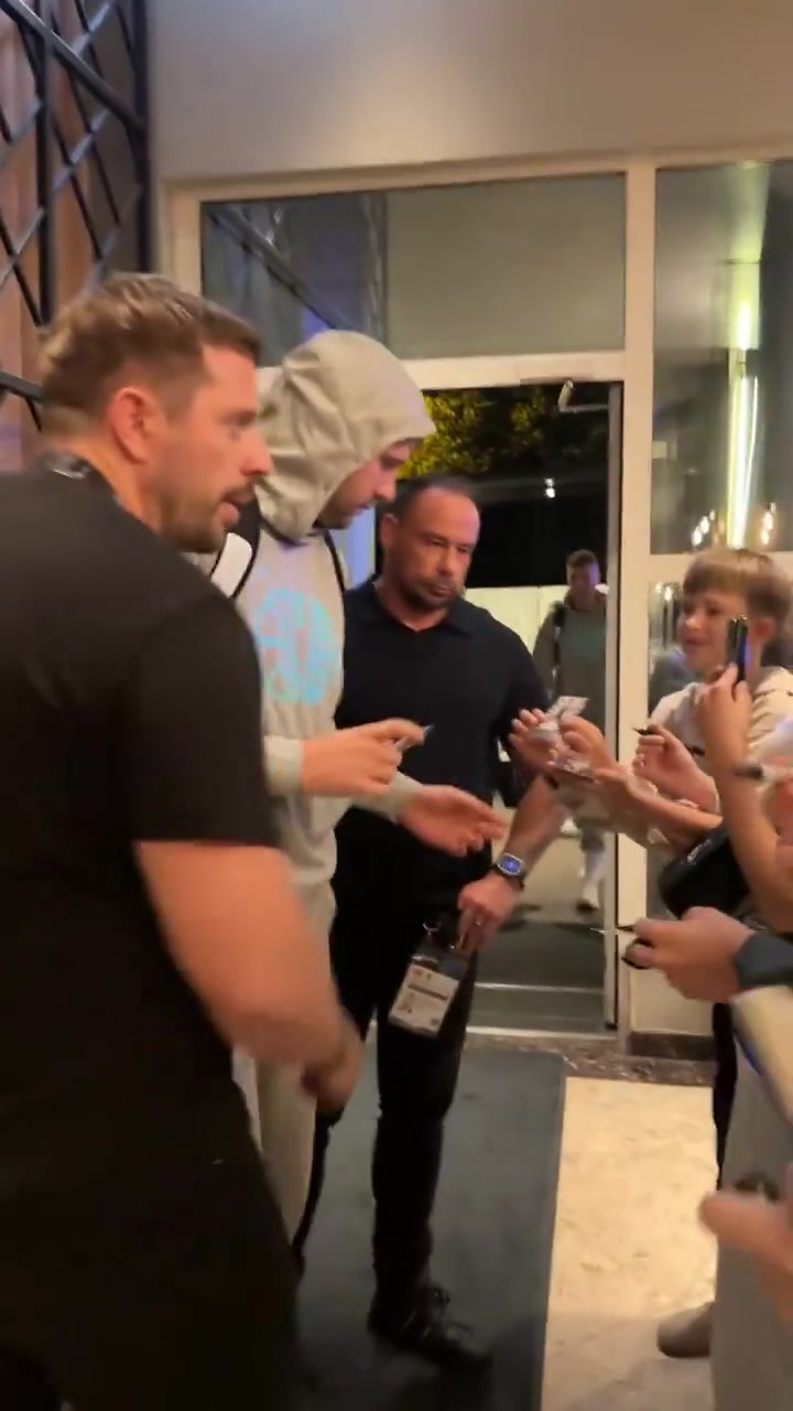 开云体育官网-东契奇回国现身机场 亲切为众多球迷签名留念