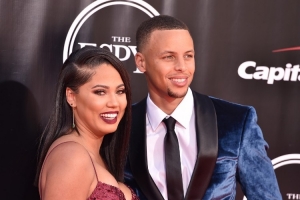 开云体育下载-库嫂曾以为库里会当高中教练 夸梅：年薪最高12万美元 你会爱吗？