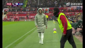 kaiyun-在聊啥呢？帕尔默被提前换下后看到梅努笑了笑，两人聊了几句