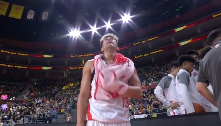 开云体育下载-依旧犀利！郭艾伦弧顶摆脱徐杰直杀篮下拿到两分