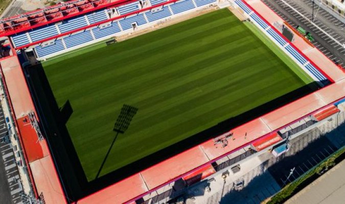 开云官网-世体：巴萨将选克鲁伊夫球场右侧替补席位置，方便对边裁施压