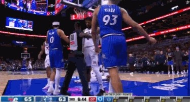 kaiyun-看着挺危险！恩比德上篮被庞达撞翻 双方小冲突